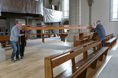 Reinigung und Aufstellung der Kirchenbänke von St. Crescentius (Foto: Karl-Franz Thiede)